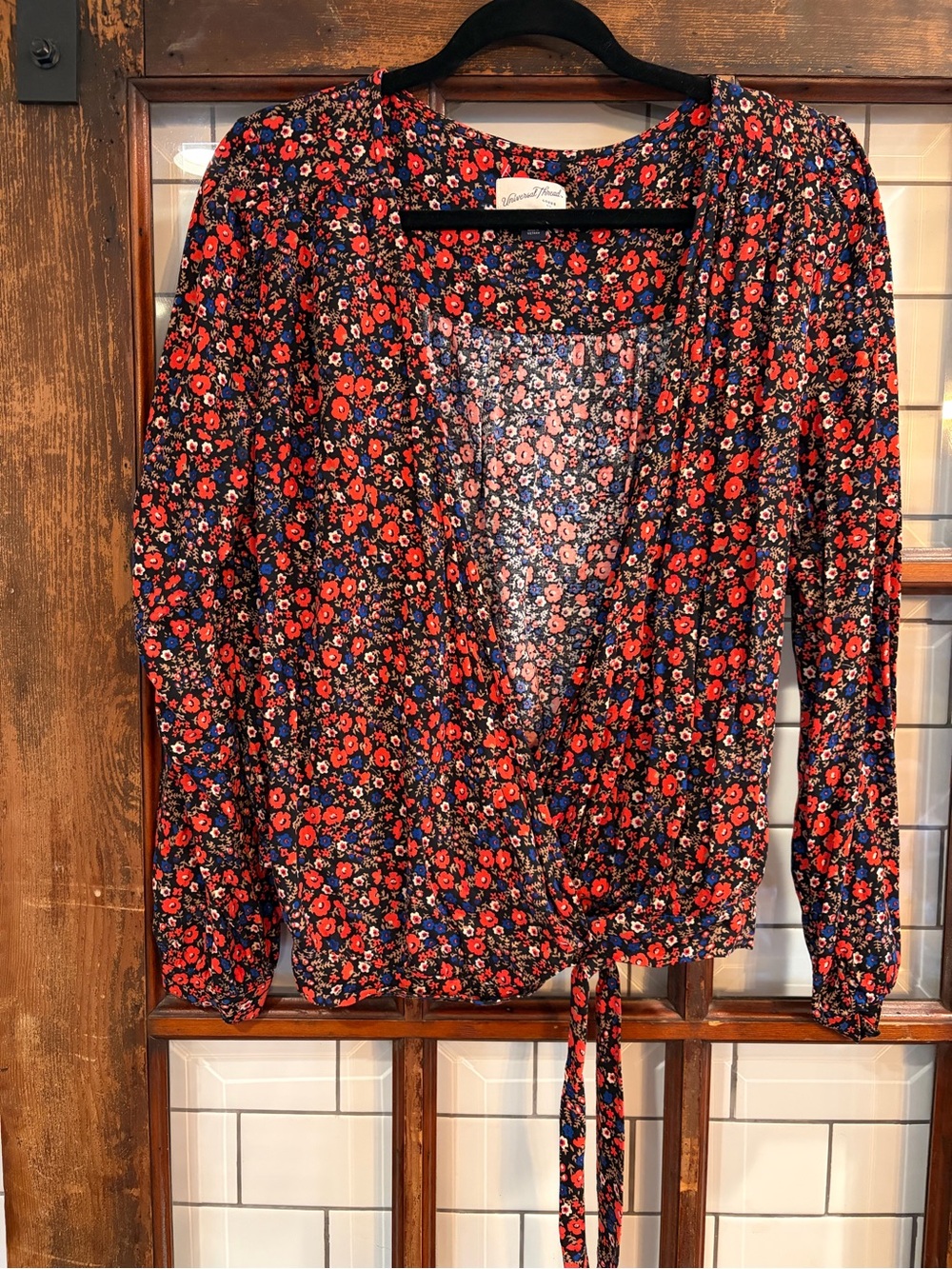 Universal Thread with a V-neck and a side tie accent size large